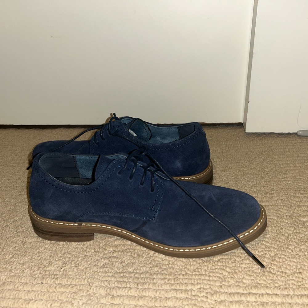 Men’s blue dress shoes